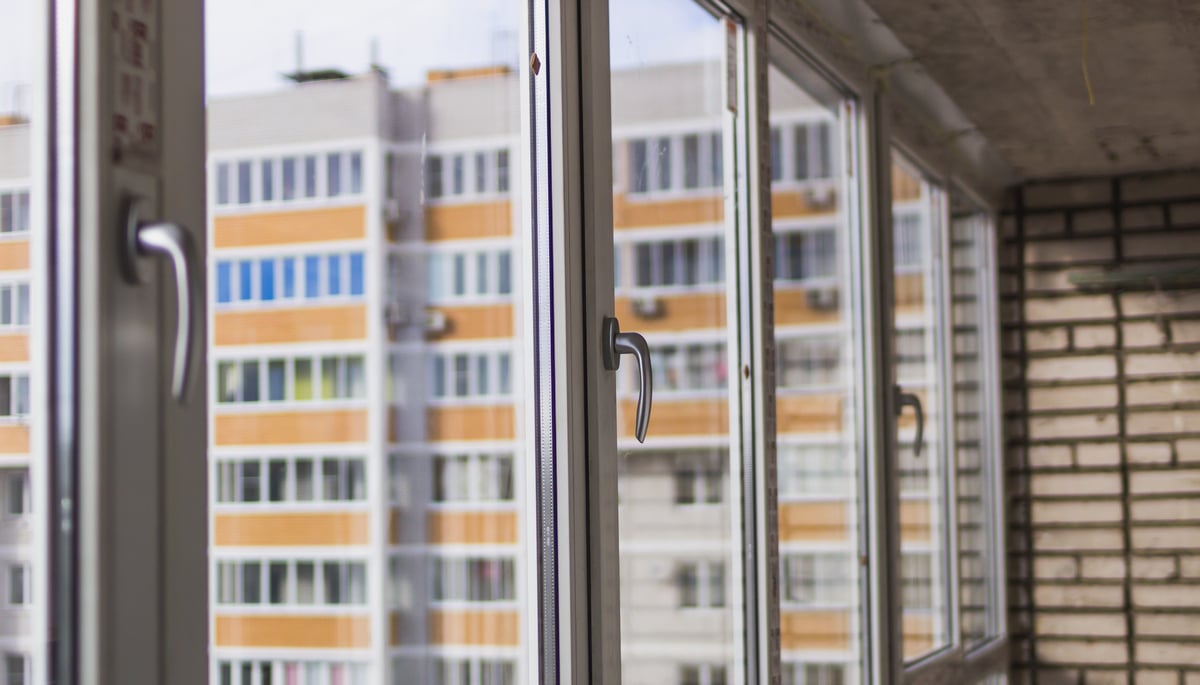 Главный слайд: остекление балкона раздвижным алюминием ПРОВЕДАЛ