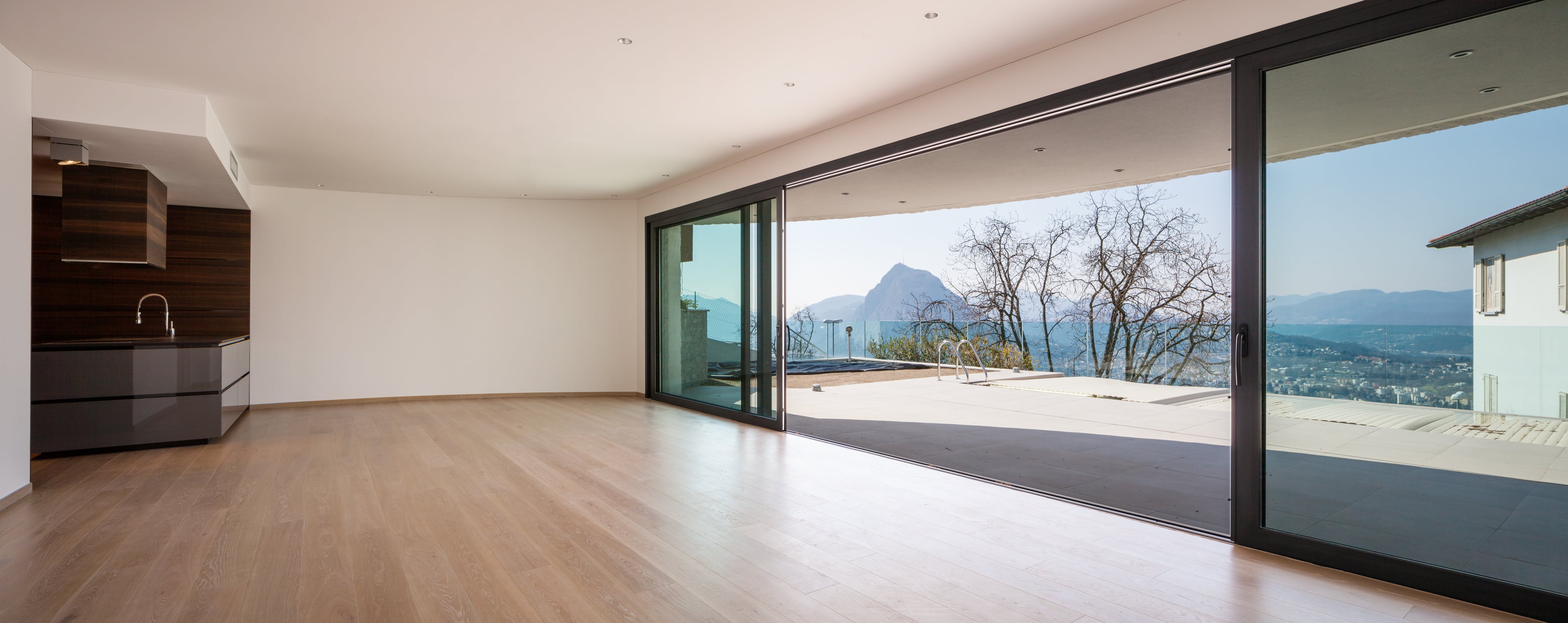 Главный слайд: фасад дома с окнами